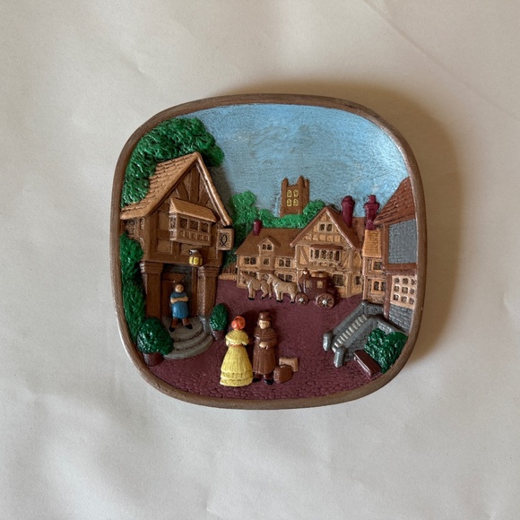 English Village Scene Wall Plate Hand-Painted Chalk Ware Bas-relief - Picture 1 of 5